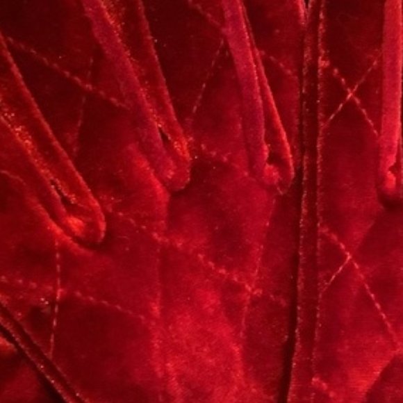 🌹 NWOT Gorgeous Scarlet Red Velvet Diamond Quilted Thermal Gloves - One Size - Picture 4 of 6